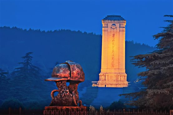 有钟表的建筑前有雕塑&#xA;&#xA;低可信度描述已自动生成